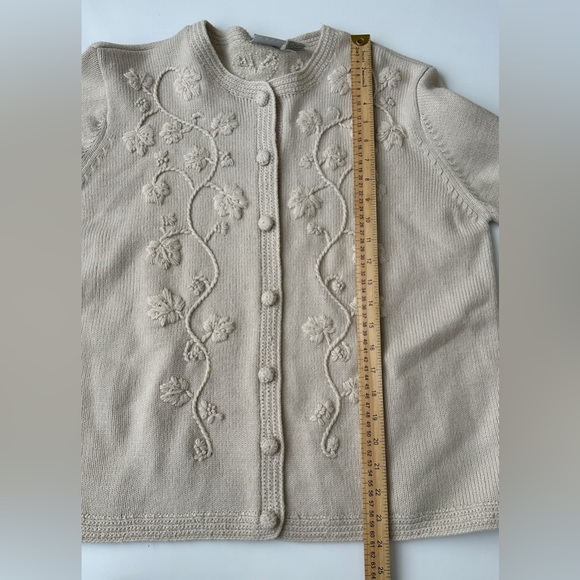 Vintage Classic Elements Beige Tan Floral Embroidered Soft Knit Cardigan Medium - Picture 7 of 7
